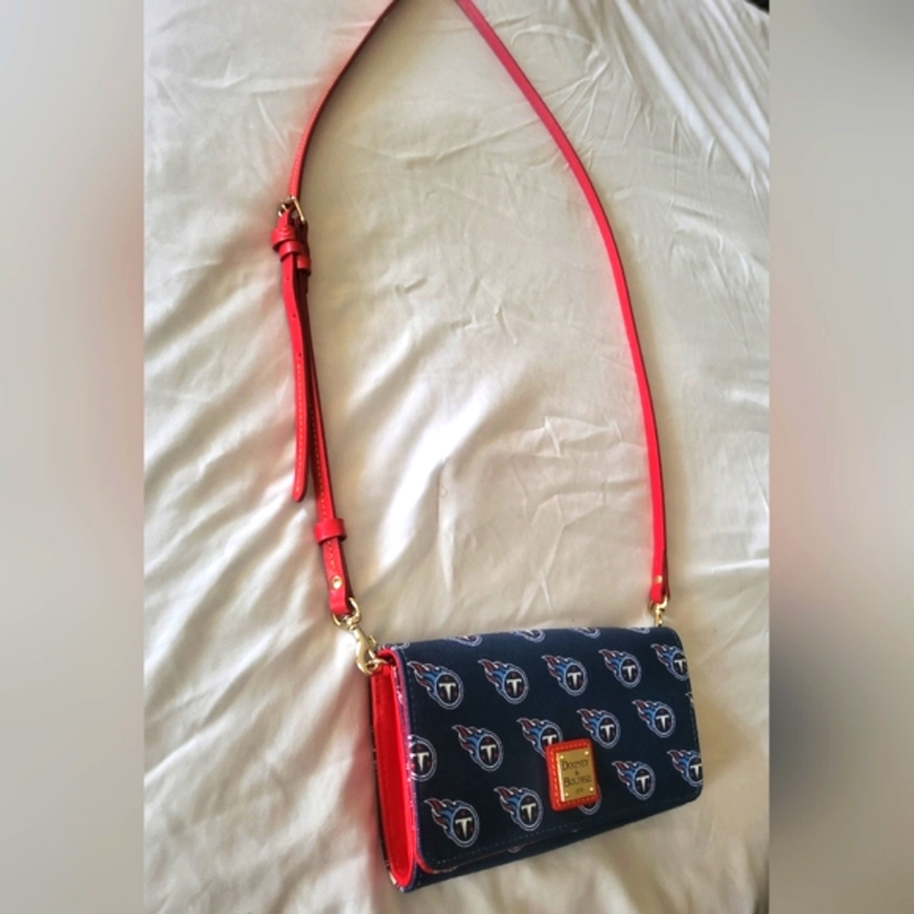 Dooney & Bourke Tennessee Titans Crossbody Wallet Leather with removable strap!